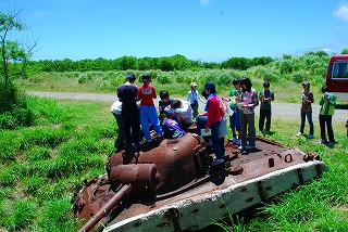 戦跡の見学(戦車・砲台・壕など)