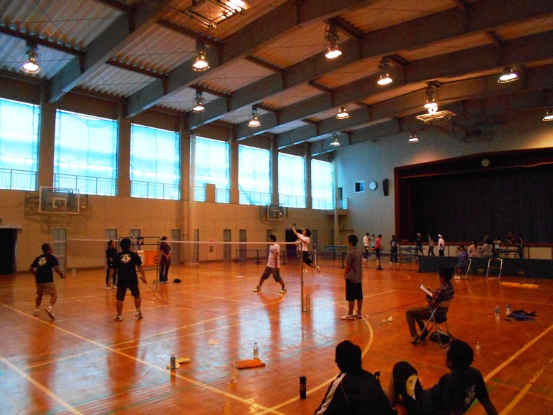 第31回 父母交流スポーツ大会 バドミントンの試合の様子