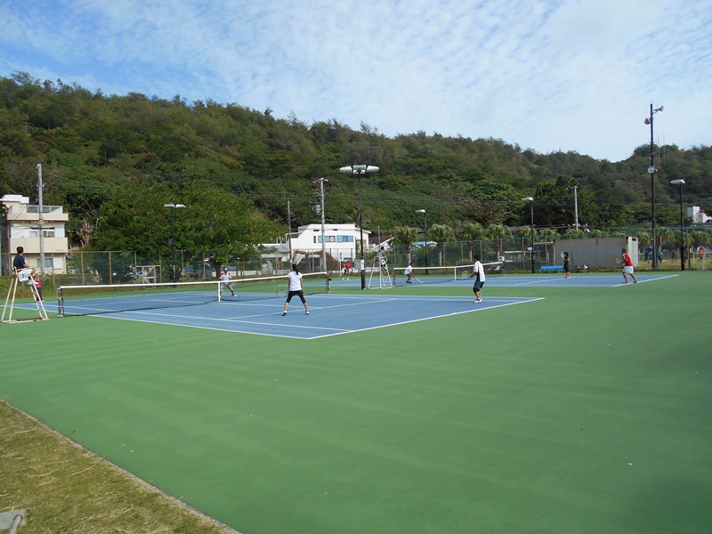第31回 父母交流スポーツ大会 テニスの試合の様子