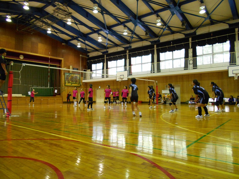 第31回 父母交流スポーツ大会 バレーボールの試合の様子
