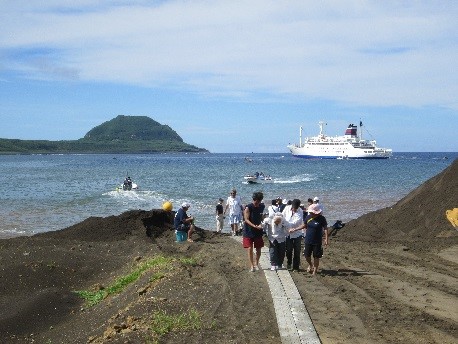 硫黄島訪島事業の画像